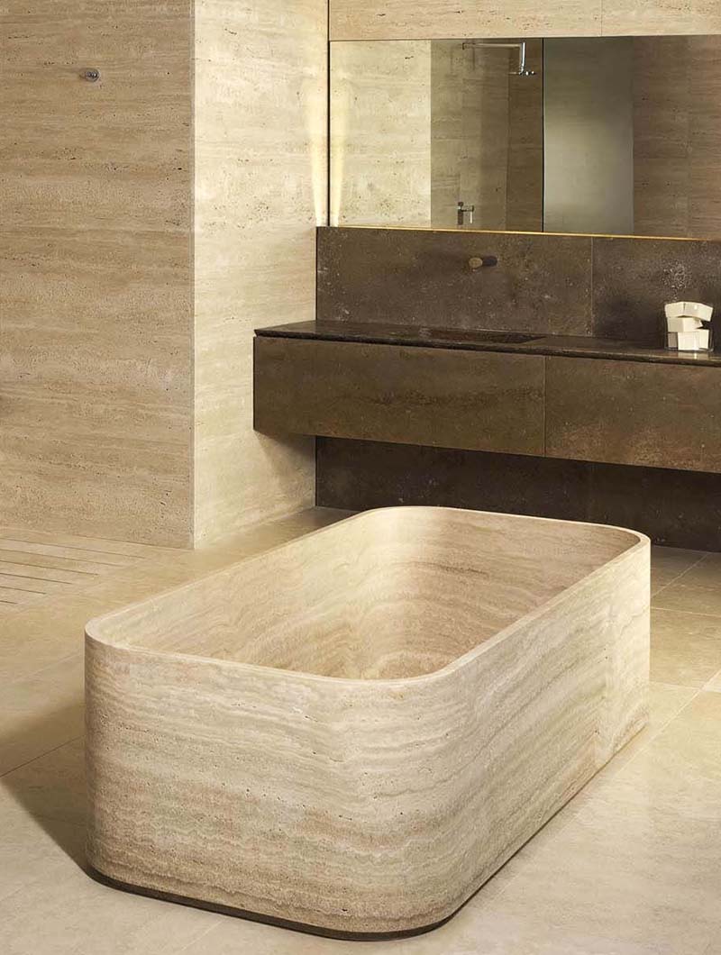 bañera de travertino