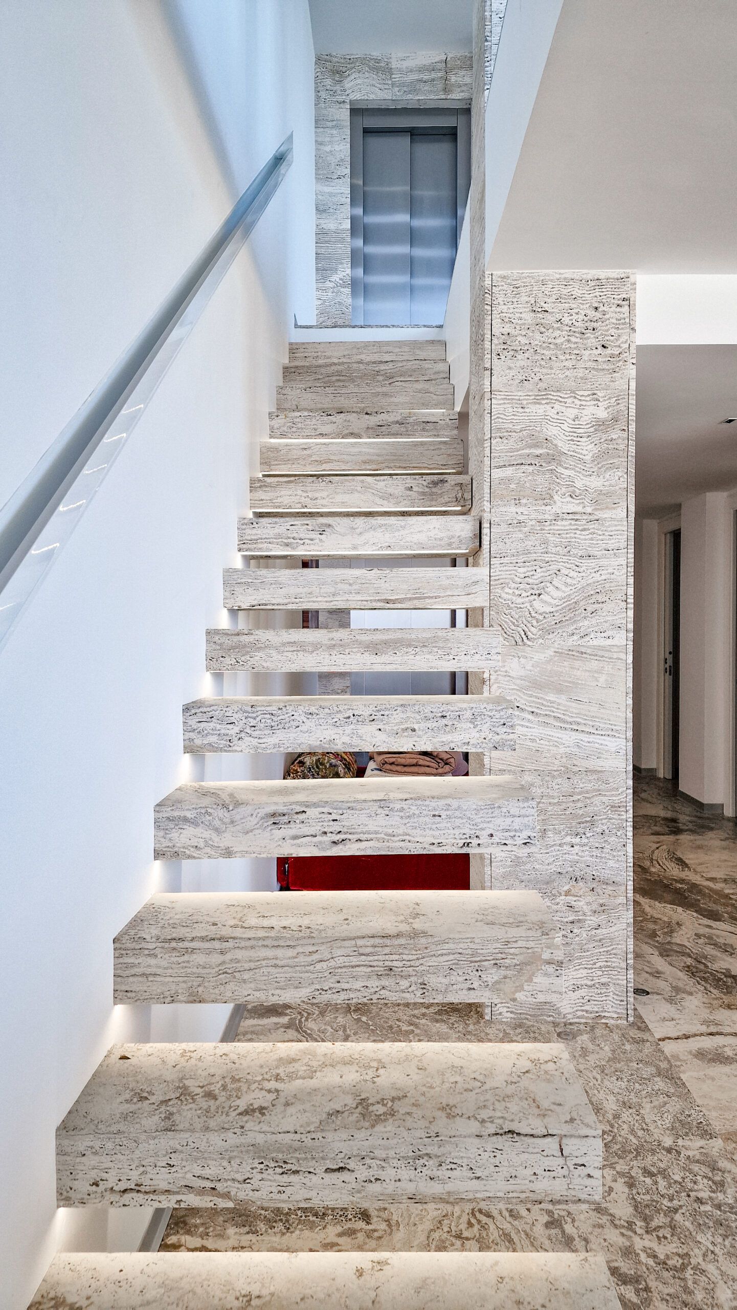 Escalera de Travertino Silver White