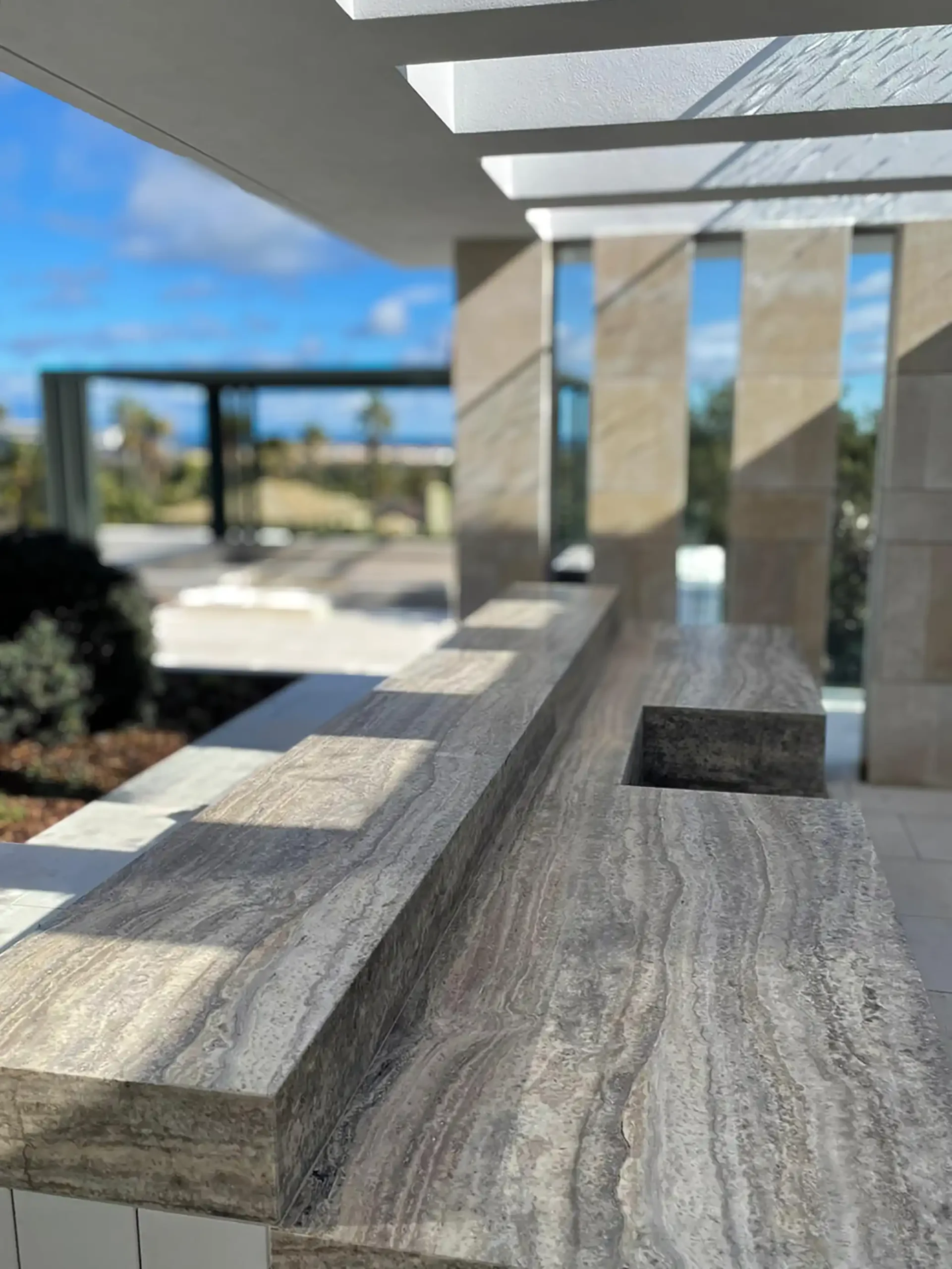 Barbacoa de Travertino Silver Grey apomazado